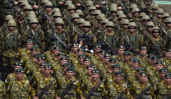 Talibanët marrin kontrollin në kufi, Taxhikistani mobilizon 20.000 rezervistë