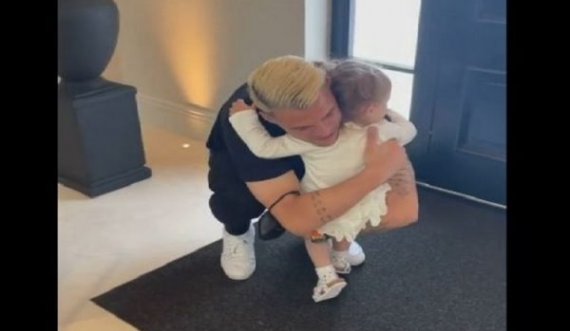 Granit Xhaka kthehet në shtëpi pas gjashtë javësh, momenti emocionues kur përqafon vajzën
