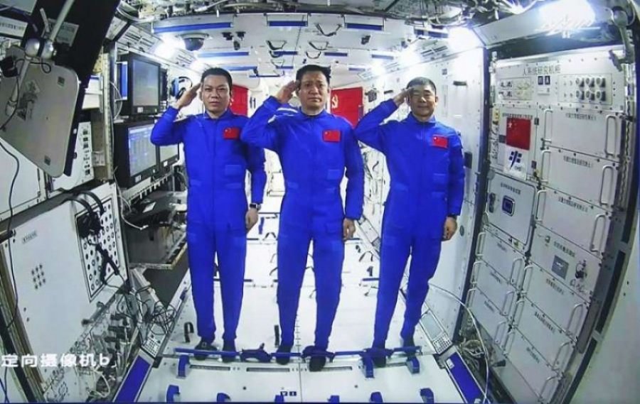 Dy astronautë kinezë bëjnë ecjen e parë në hapësirë jashtë stacionit të ri