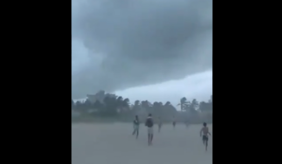 Pamje: Stuhia Elsa godet Floridën, të gjithë ikin me vrap nga plazhi