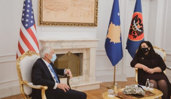 Presidentja Osmani pret në takim gjeneralin Clark: Rrëfimi juaj për Kosovën duhet të vazhdojë të dëgjohet gjithandej botës