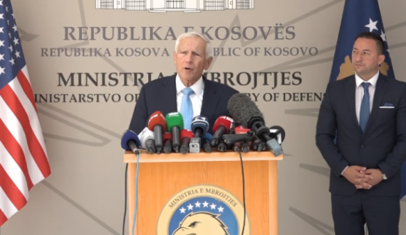 Wesley Clark kthehet në Kosovë, thotë se u impresionua nga demokracia