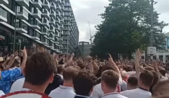 Tifozët anglezë këndojnë “IS COMING HOME” para ndeshjes me Danimarkën