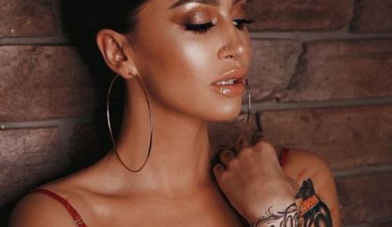 Dafina Zeqiri pozon ‘topless’ pasqyrës dhe duket mjaft sensuale