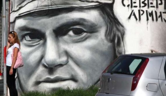 Kuvendi miratoi rezolutën për Srebrenicën, por murali që nderon “Kasapin e Bosnjës” ndodhet brenda Kosovës