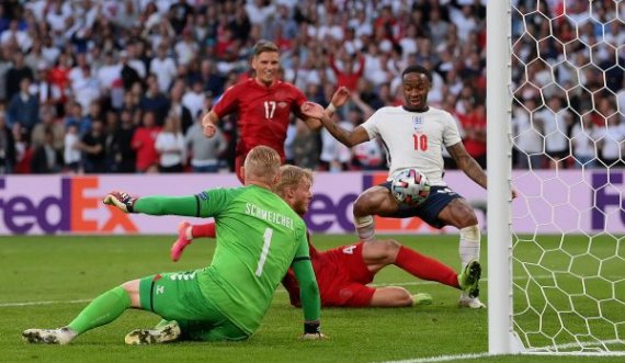 Anglia barazon gjithçka, autogol nga Kjaer pak sekonda pasi Sterling humbi një mundësi të artë