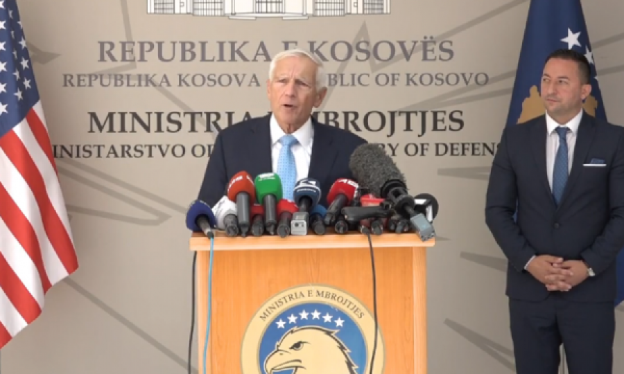 Wesley Clark kthehet në Kosovë, thotë se u impresionua nga demokracia