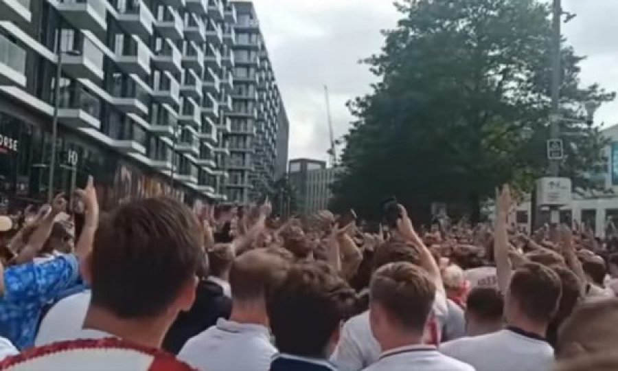 Tifozët anglezë këndojnë “IS COMING HOME” para ndeshjes me Danimarkën