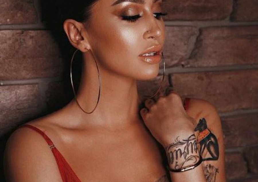 Dafina Zeqiri pozon ‘topless’ pasqyrës dhe duket mjaft sensuale