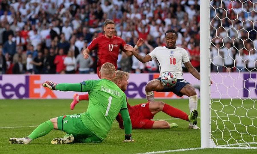 Anglia barazon gjithçka, autogol nga Kjaer pak sekonda pasi Sterling humbi një mundësi të artë