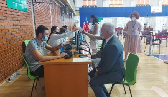 Ministri Xhelal Sveçla vaksinohet me Astra Zeneca