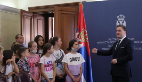 Kështu po ua shpërlan trurin Qeveria e Serbisë nxënësve të saj, rreth Kosovës