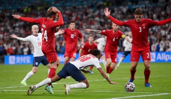 ‘Vendim i turpshëm’: Penalltia e diskutueshme e Sterling ndaj Danimarkës ka bërë që bota e futbollit të flasë