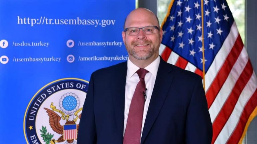 Ambasadori i ri amerikan në krah të Kosovës për finalen e dialogut me Serbinë vetëm me njohje reciproke dhe përgjegjësinë për krimet e luftës!