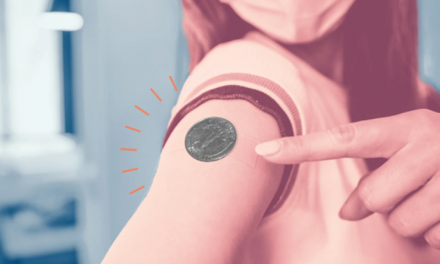 Vaksinat nuk ju bëjnë magnetikë, ekspertët zbërthejnë videot me monedhat që ‘ngjiten’ në krah
