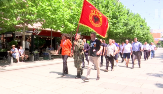 Ish-ushtarë të UÇK-së protestojnë në Prishtinë në mbështetje të Thaçit dhe të tjerëve që po mbahen në Hagë