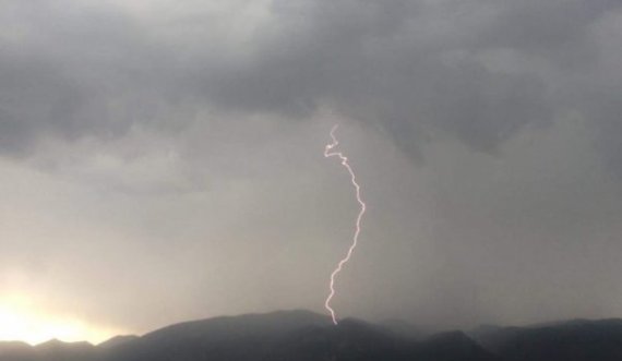 Fotografia e shkrepur sjell pamje mahnitëse të vetëtimës në Istog