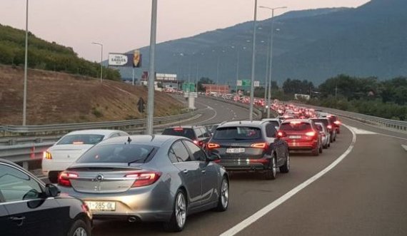 Kolona të gjata në Vërmicë, kosovarët nisen drejt Shqipërisë