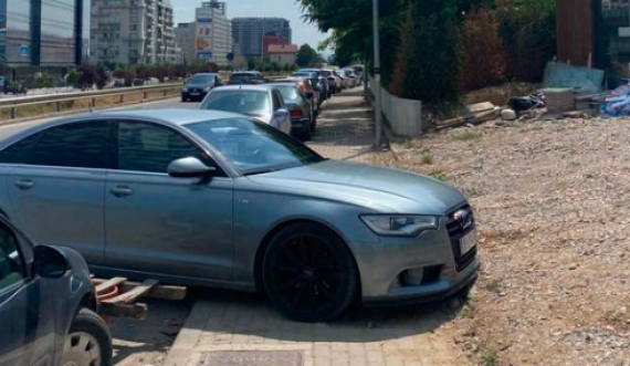 Parkim si në filmat indian, vetura bllokon trotuarin në qendër të Prishtinës
