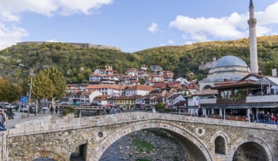Duke frenuar lëndoi rëndë pasagjerin e dehur që ishte në pjesën e përparme të veturës, arrestohet shoferi 22-vjeçar në Prizren