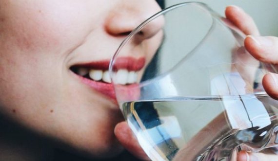 A dobësohesh duke pirë ujë përpara gjumit?