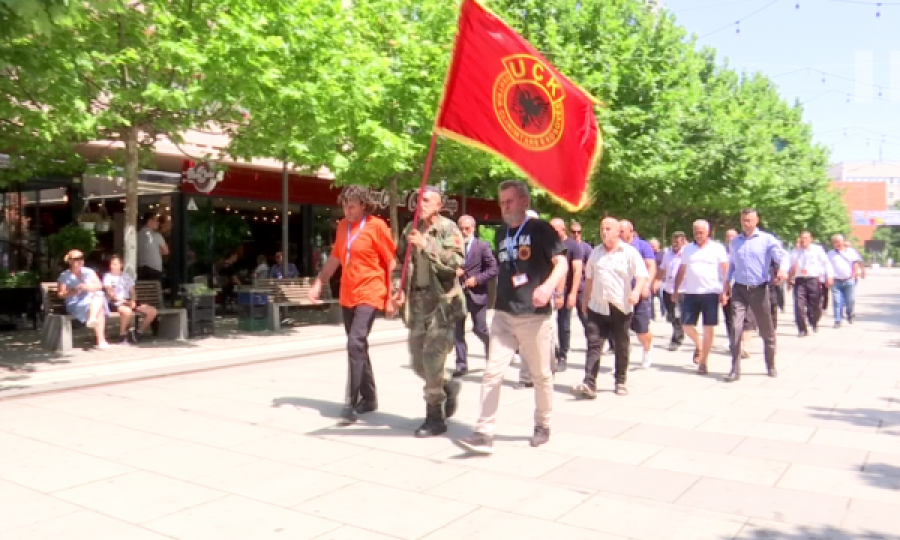 Ish-ushtarë të UÇK-së protestojnë në Prishtinë në mbështetje të Thaçit dhe të tjerëve që po mbahen në Hagë