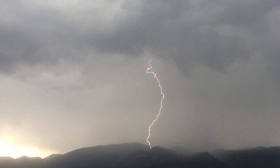 Fotografia e shkrepur sjell pamje mahnitëse të vetëtimës në Istog