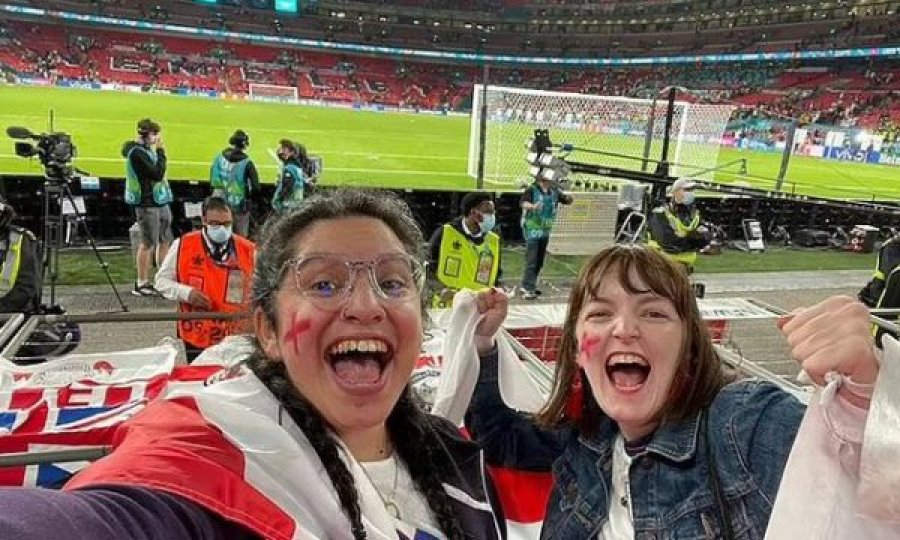 Mori leje se ishte sëmurë, shefja e sheh në stadiumin e Wembley duke bërë tifo për Anglinë, pushohet nga puna