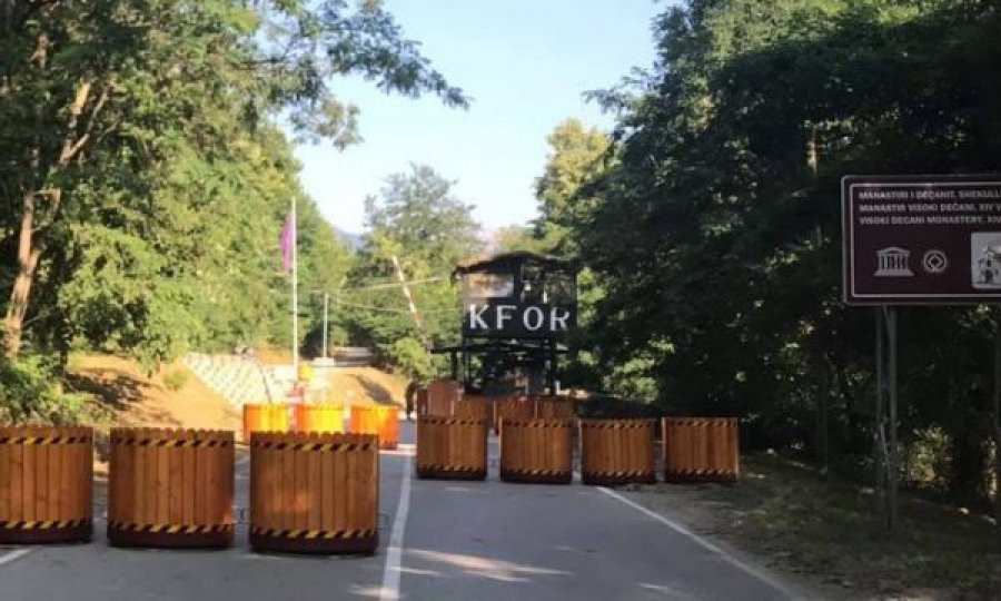 KFOR-i vendos barrikada të reja në afërsi të Manastirit të Deçanit, kryetari i komunës kërkon të hiqen