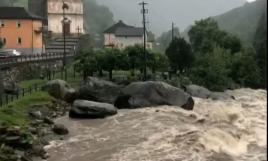 Shi, breshër e rrëshqitje dheu në Zvicër, mbyllet përkohësisht autostrada