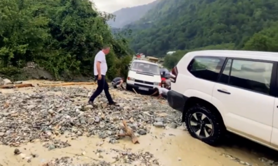 Vërshime në Deçan pas reshjeve të shiut, automjeti bllokohet në rrugë