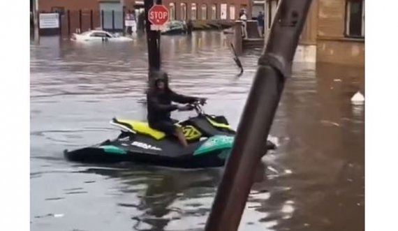 “Elsa” mbërrin në Nju Jork, qytetarët dalin me jetski në rrugë