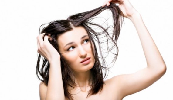 Me këto 3 metoda të shpejta, mund të shpëtoni nga flokët e hollë dhe me yndyrë