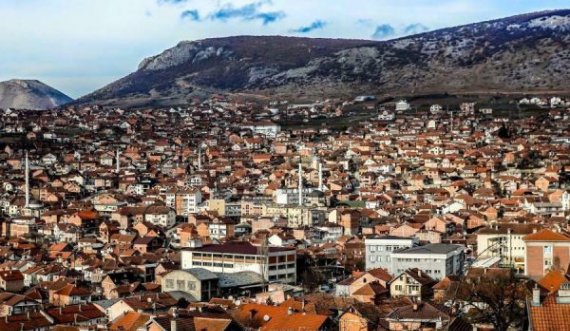 Vajza ia vjedh armën babait, më pas ia jep një personi tjetër