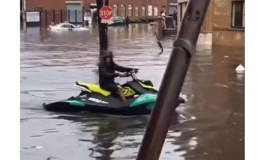 “Elsa” mbërrin në Nju Jork, qytetarët dalin me jetski në rrugë