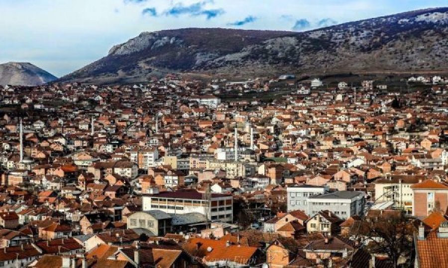 Vajza ia vjedh armën babait, më pas ia jep një personi tjetër