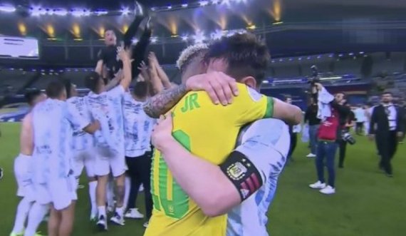 Emocione, lot – përqafimi 25 sekondash i Messit me Neymarin