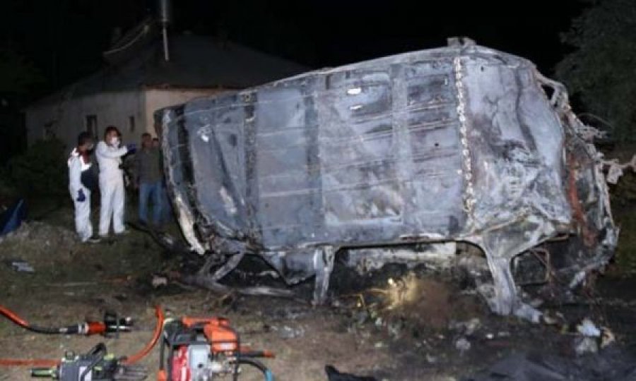 Së paku 12 të vdekur dhe 26 të plagosur nga rrëzimi i një autobusi 