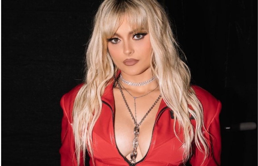 Bebe Rexha zbulon gjoksin