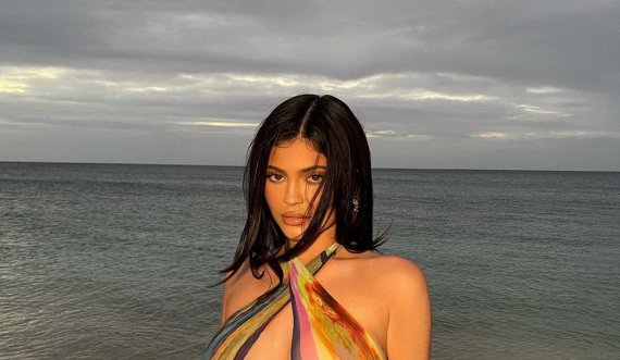 Këto foto të Kylie Jenner i bënë fansat të dyshojnë se ajo është sërish shtatzënë
