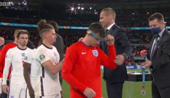 Lojtarët e Anglisë i heqin nga gjoksi medaljet e finalistit pas disfatës kundër Italisë në Euro 2020