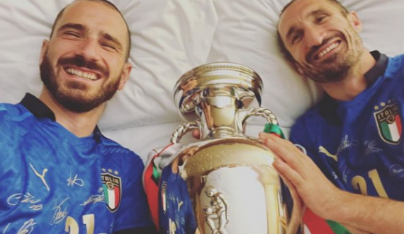 Chiellini dhe Bonucci flenë në krevat me trofeun e Evropianit