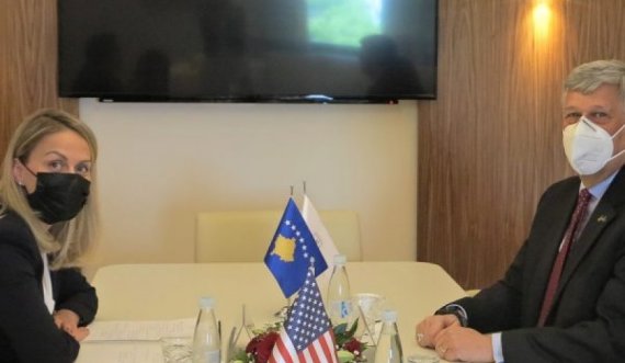 Ambasadori Kosnett e takon kryetaren e Kushtetueses: Qeveritë t’i zbatojnë të gjitha vendimet e kësaj gjykate