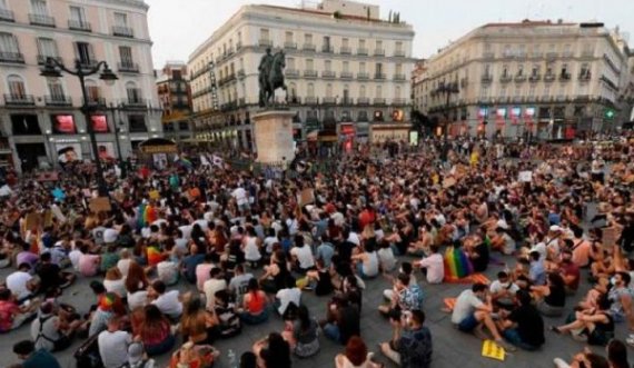 Dhunohet për vdekje 24-vjeçari nga komuniteti LGBT, protesta të shumta në Spanjë