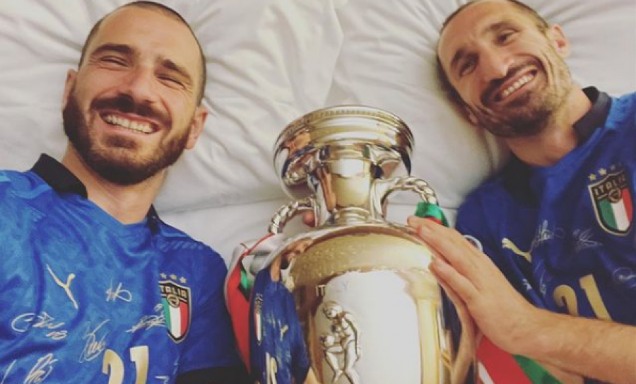 Chiellini dhe Bonucci flenë në krevat me trofeun e Evropianit