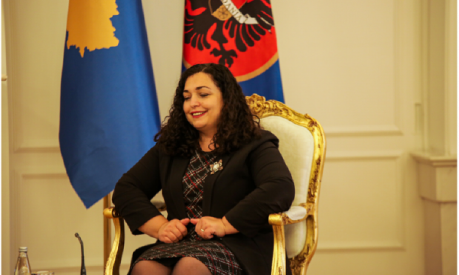 ​Presidentja Osmani ia dorëzon flamurin ekipit olimpik të Kosovës