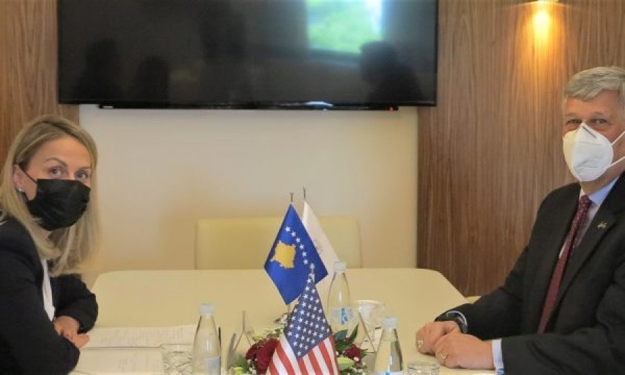 Ambasadori Kosnett e takon kryetaren e Kushtetueses: Qeveritë t’i zbatojnë të gjitha vendimet e kësaj gjykate