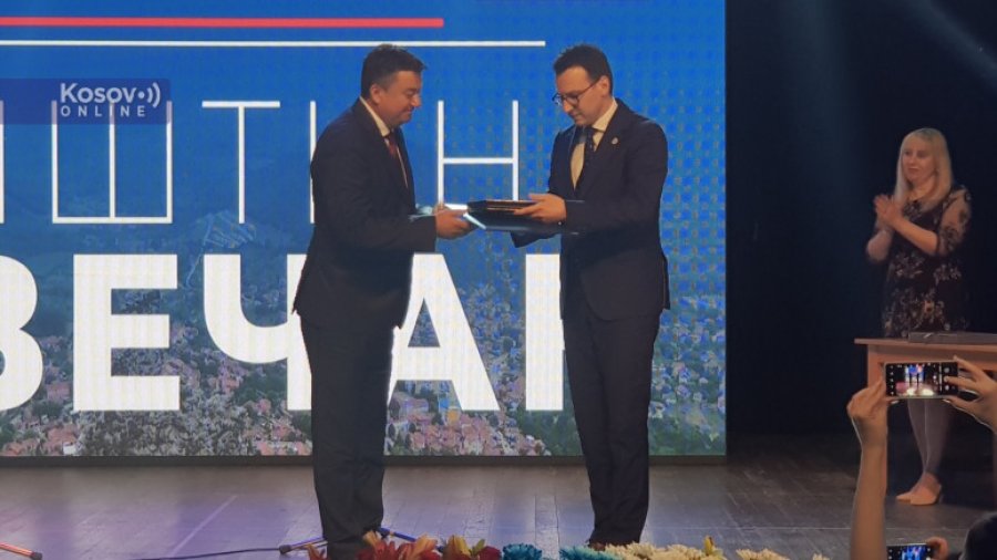 “Kosova – mendimi im i parë kur i hapi sytë në mëngjes”, çelësat e Zveçanit i dhurohen Vuçiqit