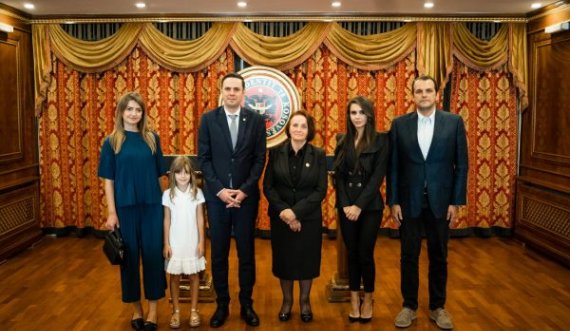 Abdixhiku me gruan dhe vajzën shkojnë në rezidencën e presidentit Rugova