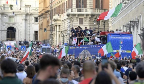 Pamje nga festa e Italisë pas rikthimit në Romë